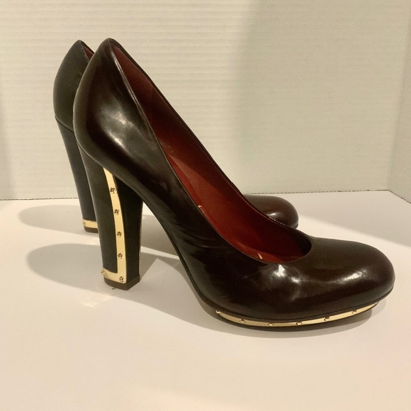 BCBGMaxazria Maroon Pump with high heel and gold detailing - Size 7.5 (37.5) - Picture 1 of 5